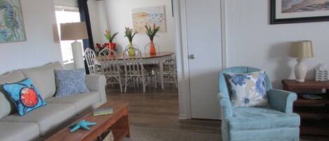 スマートテレビ、暖炉、書庫