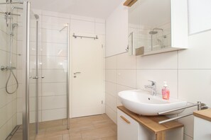 Dusj, hårføner og håndklær