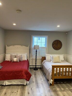 4 Schlafzimmer, Schreibtisch, Bügeleisen/Bügelbrett, Reisekinderbett