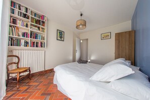 3 slaapkamers, een strijkplank/strijkijzer, reisbedje, wifi