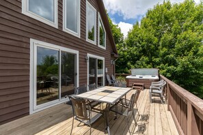 Outdoor dining - 4 Bears Lodge - Pet Friendly mountain home in Banner Elk (Banner Elk)