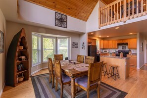 Dining - 4 Bears Lodge - Pet Friendly mountain home in Banner Elk (Banner Elk)