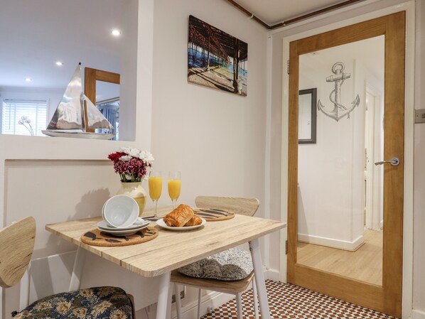 Refrigerador, lavavajillas, tetera/pava eléctrica, tostadora