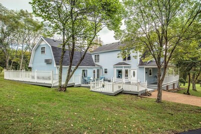 Mini Farmland Apartment with Free Range Chickens and a Beautiful Sunset