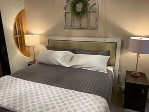 1 Schlafzimmer, Schreibtisch, Bügeleisen/Bügelbrett, Reisekinderbett