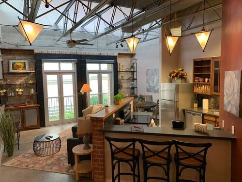 Green Door Lofts-Waco Rose - Silos/Downtown