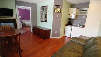 32-inch LCD TV with cable channels, TV