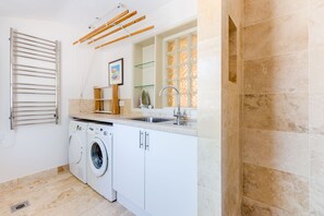 Cottage | Bathroom - Lowenna Manor 10 (Wadebridge)