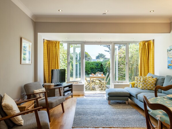 Cottage | Living room | DVD player - Lowenna Manor 4 (Wadebridge)