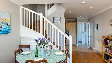 Cottage | Private kitchen | Fridge, dishwasher, electric kettle, cookware/dishes/utensils