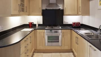 Cottage | Private kitchen | Fridge, dishwasher, electric kettle, cookware/dishes/utensils
