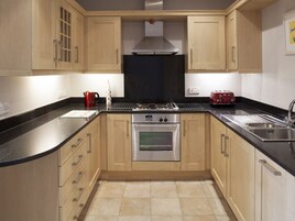 Cottage | Private kitchen | Fridge, dishwasher, electric kettle, cookware/dishes/utensils