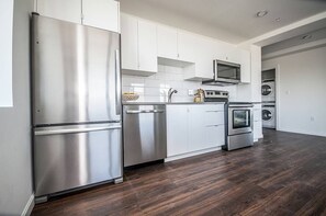 ثلاجة، ميكروويف، فرن، موقد طهي مسطح