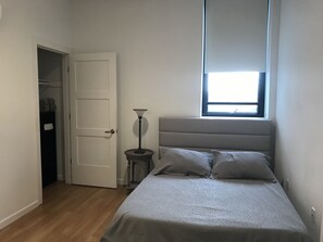 2 عدّة غرف نوم ومكواة/لوح كي وواي فاي وملاءات أسرّة