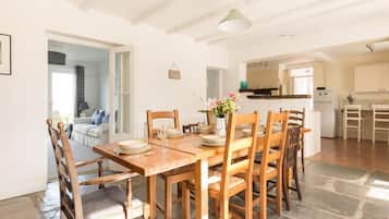 Cottage | Private kitchen | Fridge, dishwasher, toaster, cookware/dishes/utensils