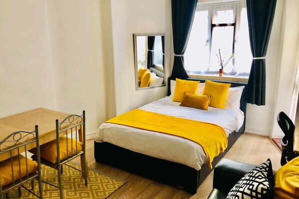 Basic-Apartment, Mehrere Betten | 3 Schlafzimmer, kostenloses WLAN, Bettwäsche