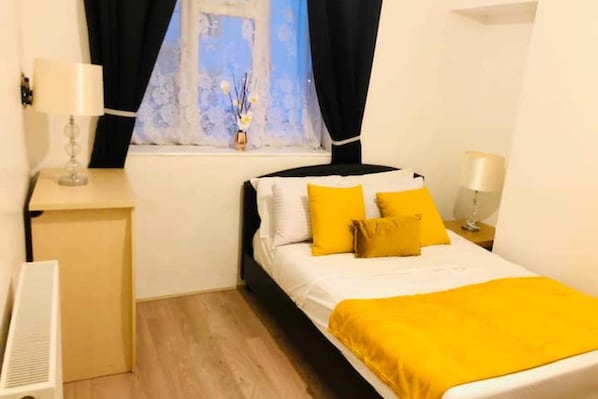 Basic-Apartment, Mehrere Betten | 3 Schlafzimmer, kostenloses WLAN, Bettwäsche