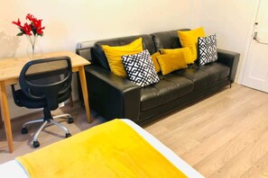 Basic-Apartment, Mehrere Betten | 3 Schlafzimmer, kostenloses WLAN, Bettwäsche