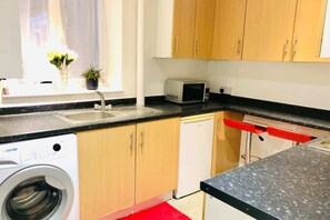 Basic-Apartment, Mehrere Betten | Eigene Küche | Kühlschrank, Mikrowelle, Ofen, Herdplatte