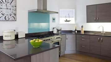 Casa rural | Cuina privada | Frigorífic, rentaplats i utensilis de cuina, vaixella i coberteria