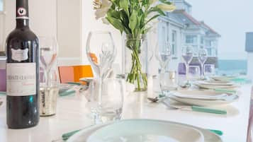 Småhus | Eget kjøkken | Kjøleskap, oppvaskmaskin, brødrister og kjøkkenutstyr