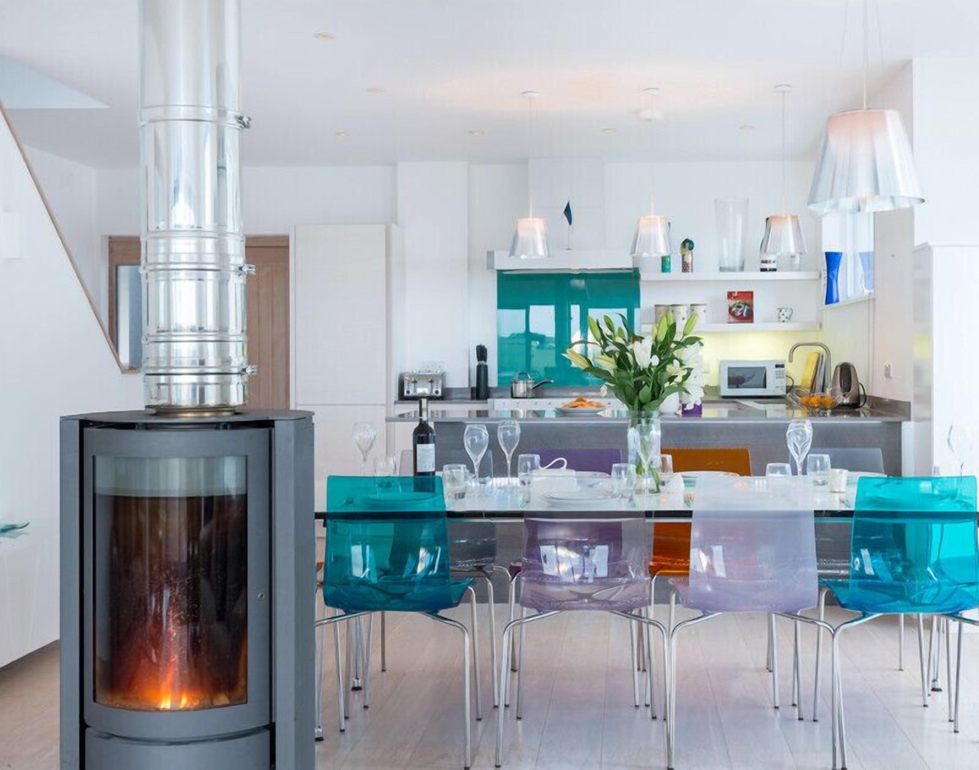 Cottage | Private kitchen | Fridge, microwave, dishwasher, toaster