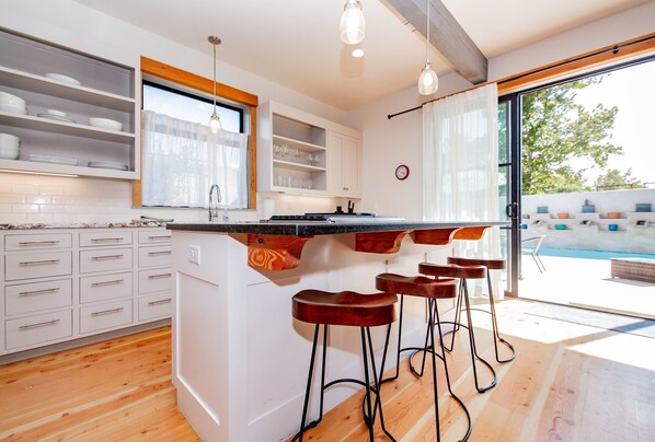 冷蔵庫、電子レンジ、オーブン、コンロ