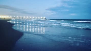 Plage à proximité, chaises longues, serviettes de plage