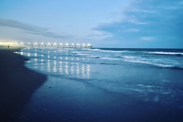 Una playa cerca, sillas reclinables de playa, toallas de playa