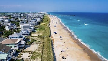 Beach nearby, sun loungers, beach towels