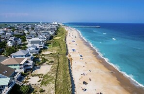 Ubicación cercana a la playa, tumbonas y toallas de playa