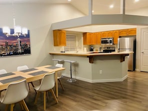 Dining - Just like home, clean in great family friendly location (Boise)