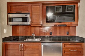 Fridge, microwave, stovetop, coffee/tea maker - MGM Signature Balcony Suite 8705 NO RESORT FEE (Las Vegas)