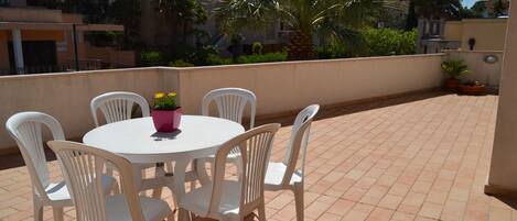 تناول الطعام بالخارج