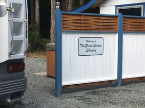 Una puerta blanca con un cartel que dice 'Welcome to The Great Escape Shirley'.