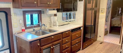 Geladeira, micro-ondas, fogão, cooktop