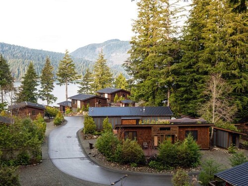 The Great Escape - Port Renfrew - Cottage & Bunkhouse - secluded with Private Hot Tub