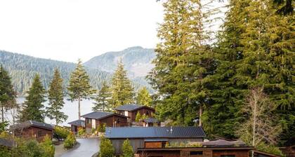 The Great Escape - Port Renfrew - Cottage & Bunkhouse - secluded with Private Hot Tub