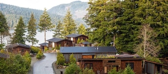 The Great Escape - Port Renfrew - Cottage & Bunkhouse - secluded with Private Hot Tub