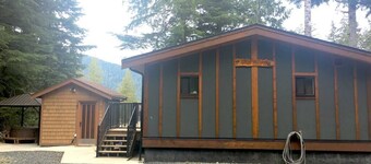 The Great Escape - Port Renfrew - Cottage & Bunkhouse - secluded with Private Hot Tub