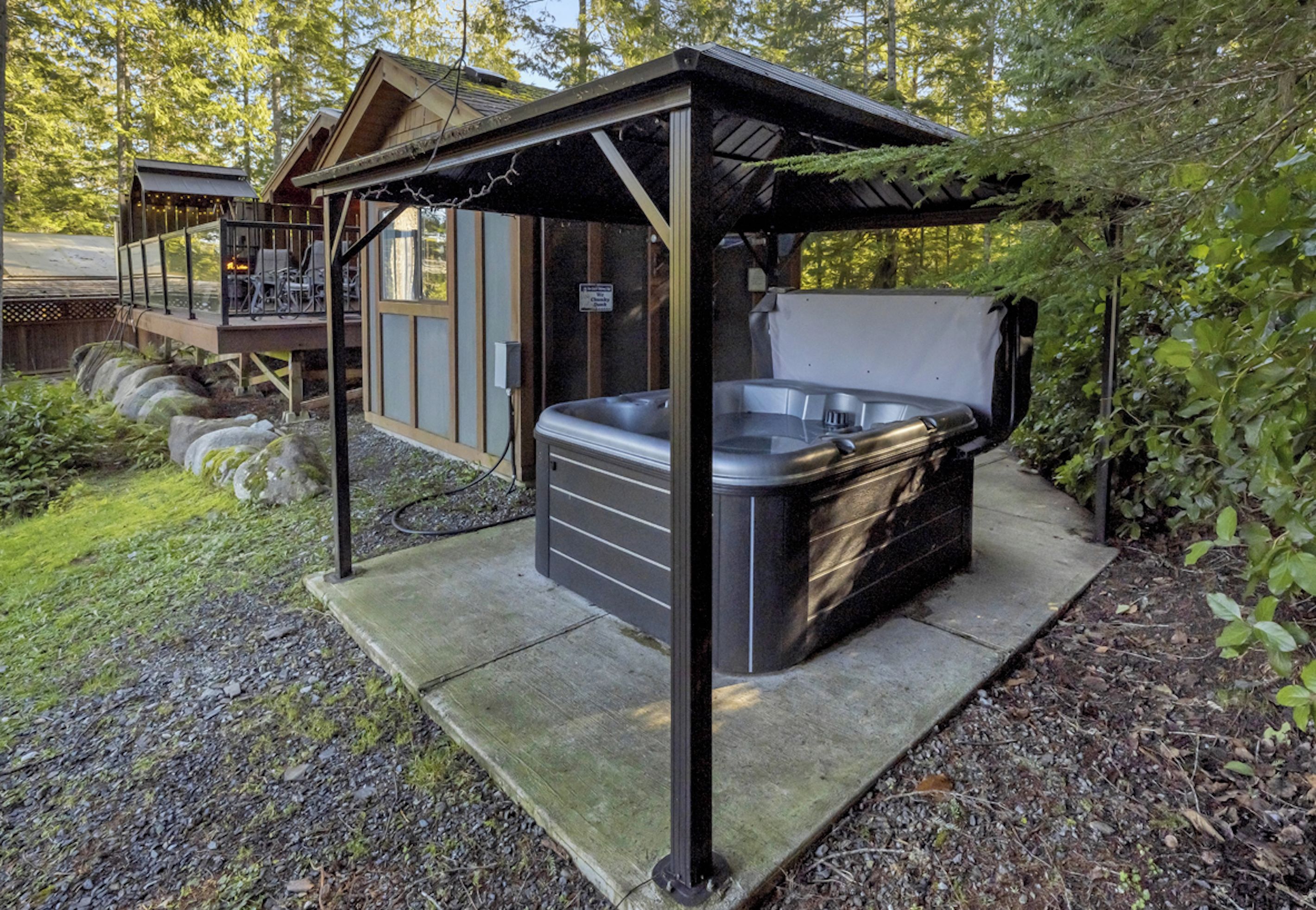 Private covered Hot Tub, Bunkhouse and large Cottage Deck