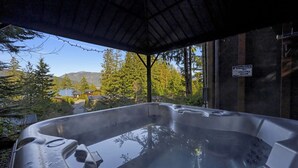 A hot tub with a view of a forest and mountains. - The Great Escape - Port Renfrew (Port Renfrew)