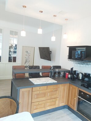 Een koelkast, een microgolfoven, een oven, een kookplaat