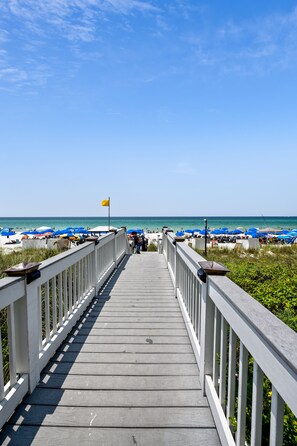 On the beach - Beautiful 17th Floor Views! Free Activities + Summer Deals!! (Panama City Beach)