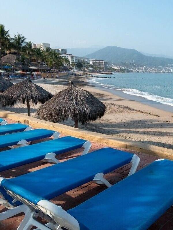 Plage à proximité, chaises longues