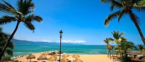 Perto da praia, espreguiçadeiras