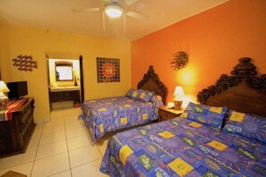 2 quartos, ferros/tábuas de passar roupa, roupa de cama