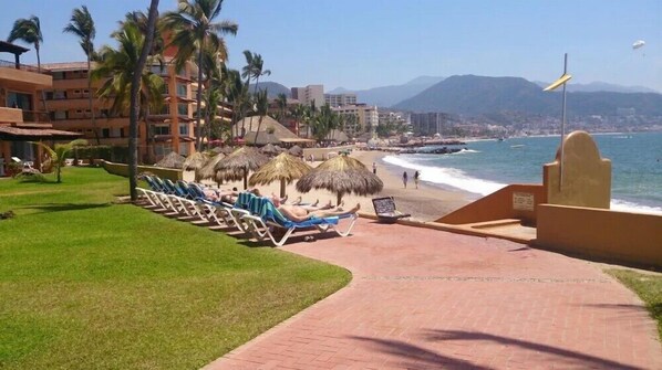 Beach nearby, sun loungers, beach towels
