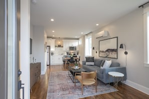 Smart TV - WeHo 3 Story Townhome 1 of 4 w/ Rooftop Deck WALKABLE! 8 mins drive to BRDWY! (Nashville)