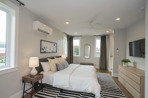 1 bedroom, iron/ironing board, WiFi, bed sheets - WeHo 3 Story Townhome 1 of 4 w/ Rooftop Deck WALKABLE! 8 mins drive to BRDWY! (Nashville)